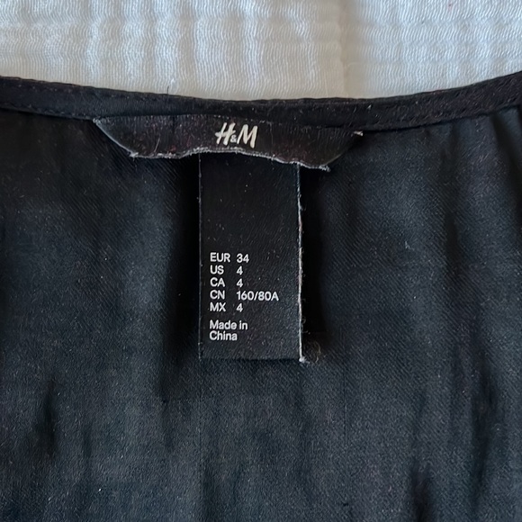 Black H&M dress with gold zipper detail. Size 4 - Picture 5 of 6